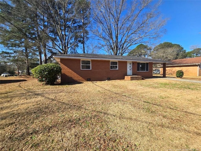 view of front of home featuring brick siding, crawl space, a carport, and a front lawn