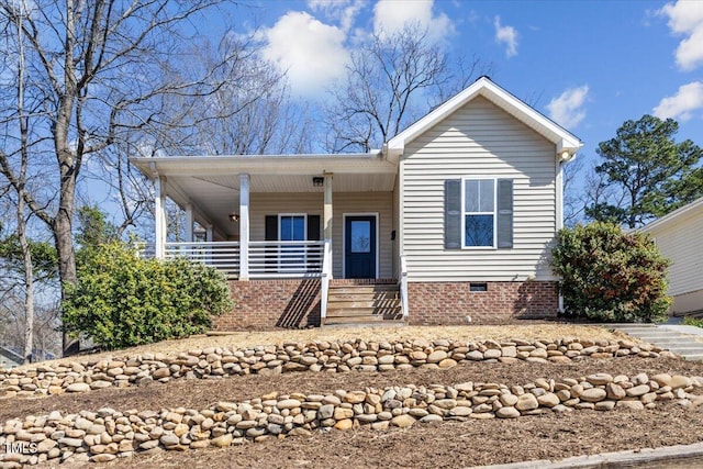 view of front facade featuring crawl space and a porch