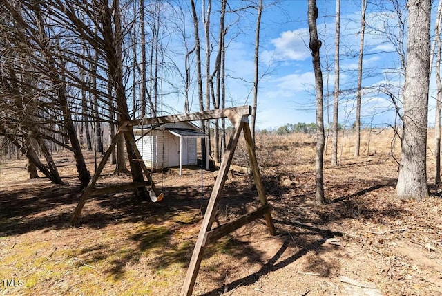 view of yard featuring an outdoor structure