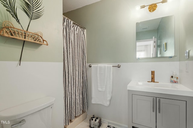 full bath with vanity, toilet, a shower with curtain, and visible vents