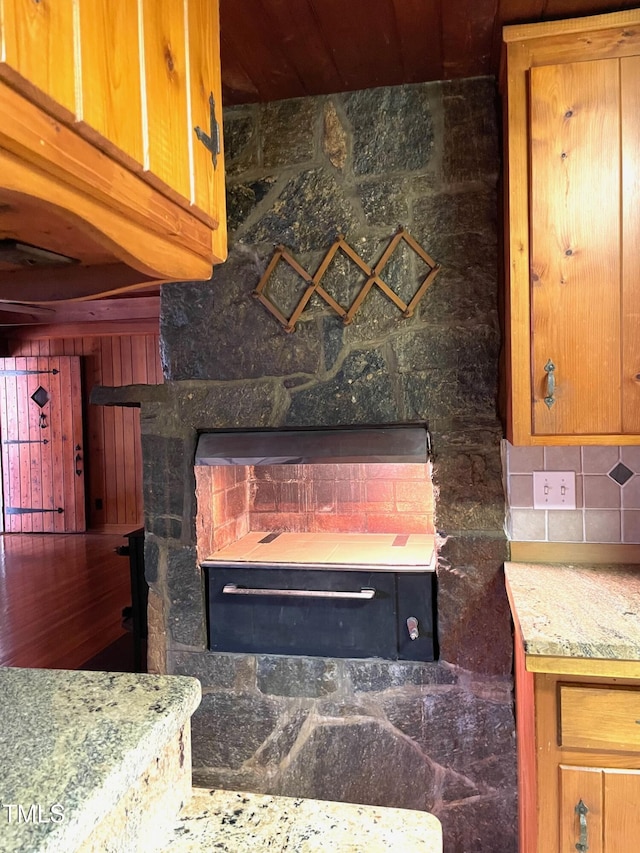 details featuring decorative backsplash