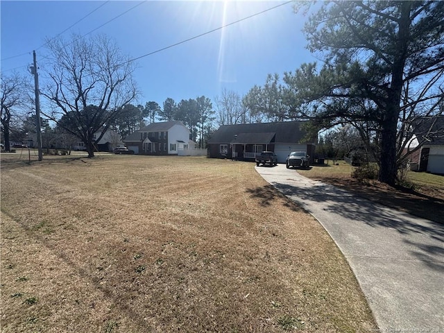 ranch-style house featuring a front lawn and driveway