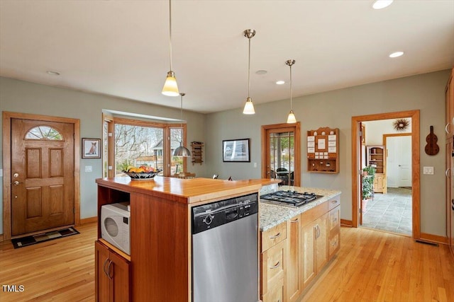 kitchen with hanging light fixtures, recessed lighting, light wood-type flooring, and stainless steel appliances