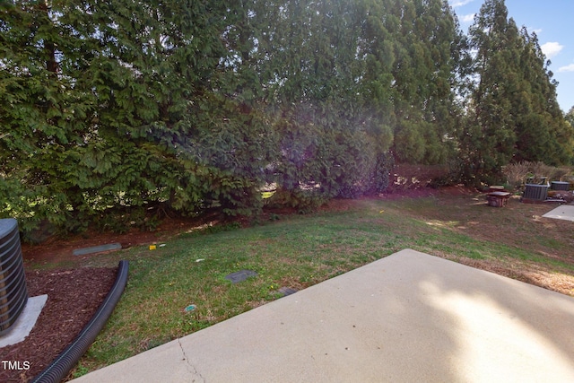 view of yard with a patio area