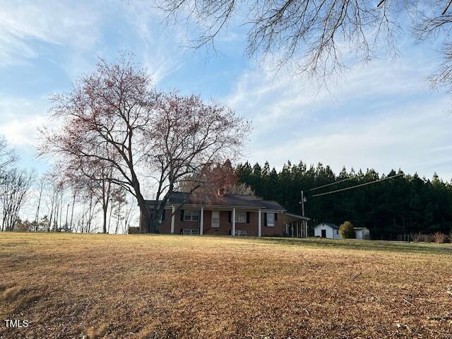 view of front of home featuring a front yard