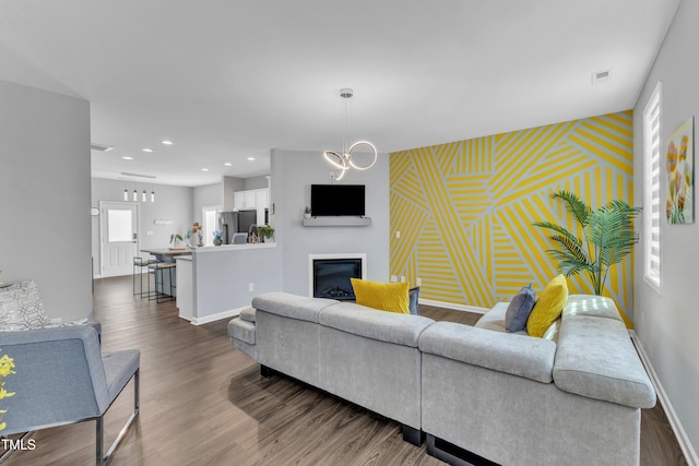 living area featuring visible vents, baseboards, a wealth of natural light, recessed lighting, and dark wood-style flooring