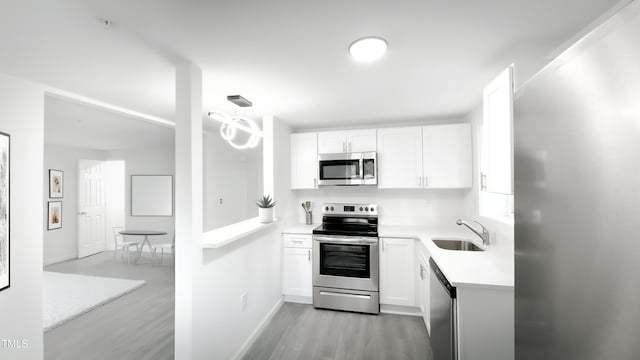 800 Pritchard Avenue Extension Unit H3, Chapel Hill, NC 27516 - kitchen featuring stainless steel appliances, a sink, light wood-style flooring, and light countertops