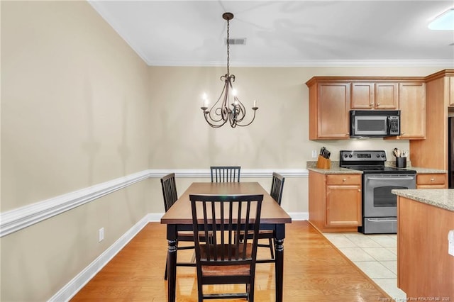 kitchen featuring visible vents, baseboards, stainless steel electric stove, light wood-style floors, and a notable chandelier