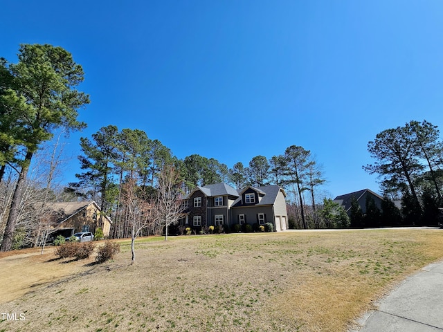 view of front of home featuring a front lawn and a garage