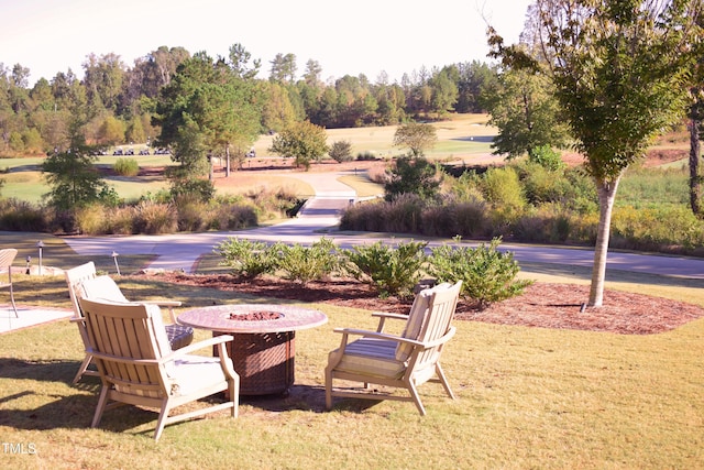 view of yard featuring a fire pit