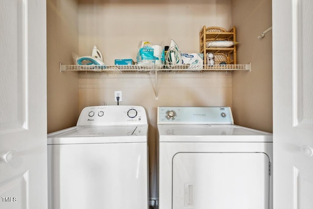 laundry room with laundry area and independent washer and dryer