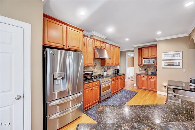 kitchen featuring recessed lighting, stainless steel appliances, under cabinet range hood, crown molding, and tasteful backsplash