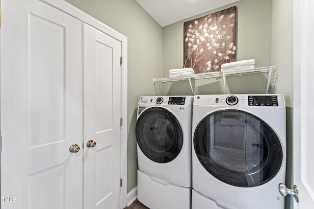 laundry room with laundry area and washing machine and dryer
