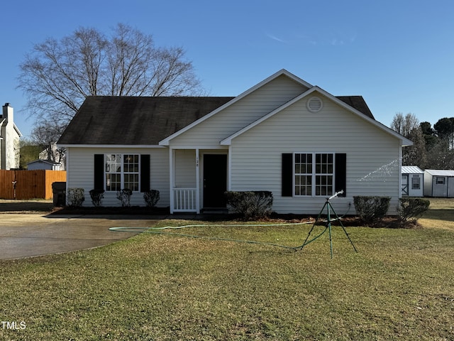 view of front of house featuring a front lawn and fence