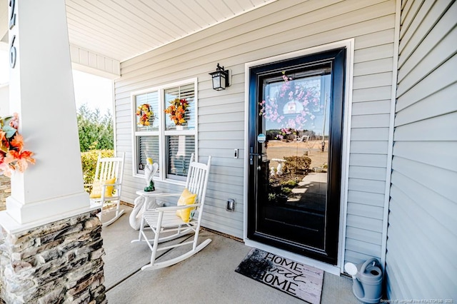 entrance to property featuring covered porch