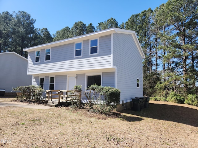 view of front of home featuring a front yard