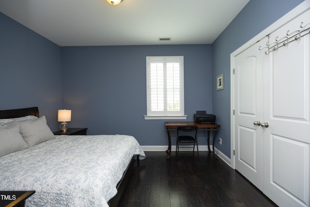 bedroom featuring dark wood-style floors, visible vents, and baseboards