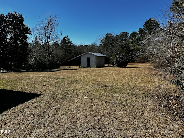 view of yard with an outdoor structure