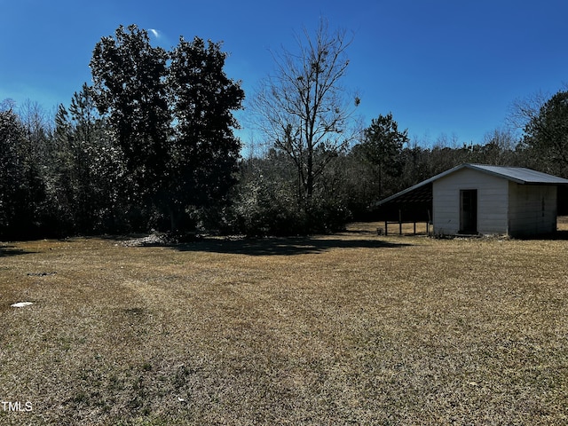 view of yard featuring an outbuilding