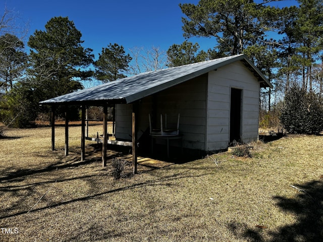 view of outdoor structure with an outbuilding