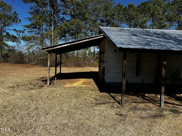 view of yard with an outdoor structure