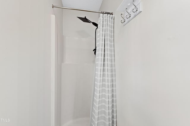 full bath featuring a shower with shower curtain