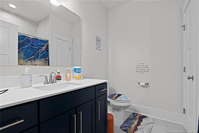 full bathroom with a shower with curtain, baseboards, toilet, and vanity