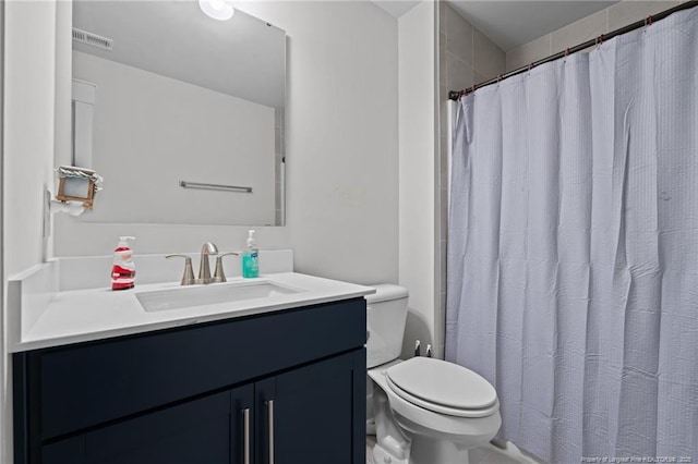 full bath featuring vanity, a shower with shower curtain, toilet, and visible vents