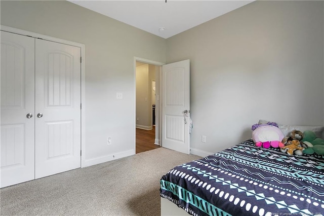 bedroom with a closet, baseboards, and carpet floors