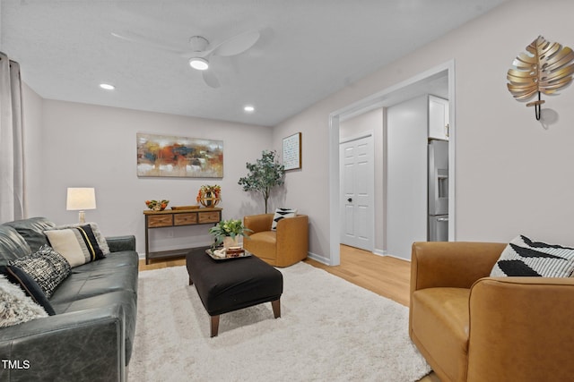 living area featuring light wood finished floors, recessed lighting, baseboards, and a ceiling fan