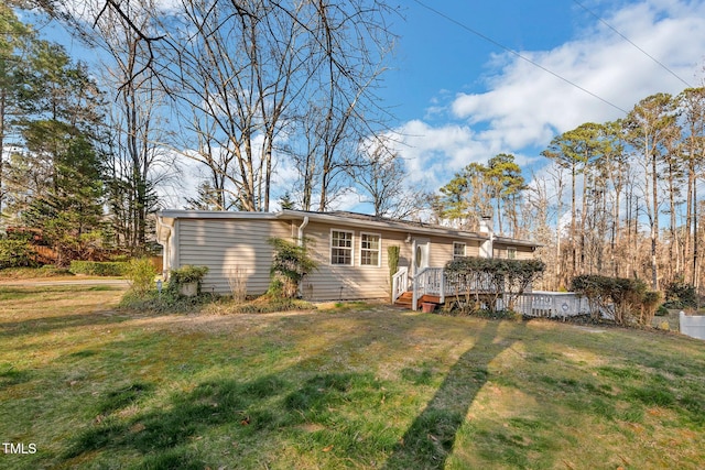 view of front facade with a front yard