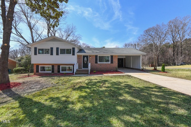 tri-level home featuring a front lawn, a carport, brick siding, and driveway