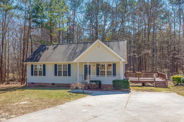 view of front of house featuring crawl space, a porch, a front yard, and roof with shingles