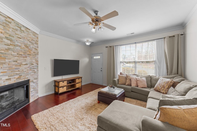 living area featuring dark wood finished floors, visible vents, crown molding, and ceiling fan