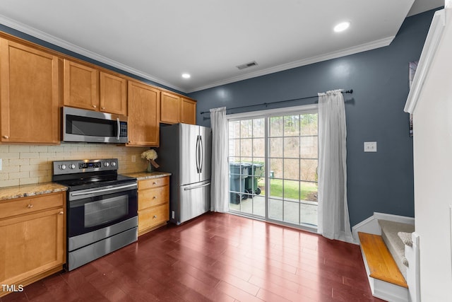 kitchen with visible vents, stainless steel appliances, decorative backsplash, dark wood-type flooring, and crown molding