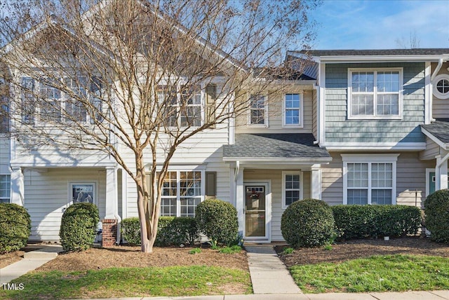 townhome / multi-family property featuring roof with shingles