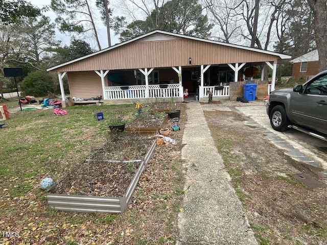 view of front of property featuring a porch and a garden