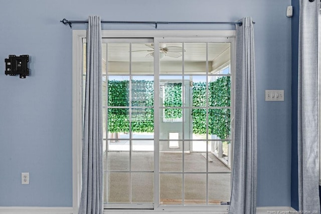 entryway featuring a ceiling fan