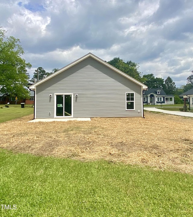 306 E Roseboro St, Roseboro, NC 28382 - back of property featuring a yard