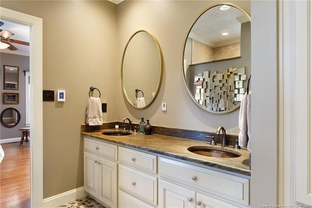 full bathroom featuring a sink, baseboards, ornamental molding, and a ceiling fan