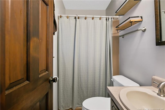 full bath featuring curtained shower, toilet, and vanity