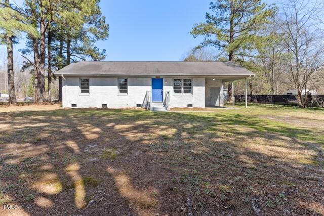 view of front of house featuring a carport, a front lawn, and crawl space