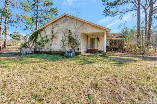 view of front facade featuring central AC and a front yard