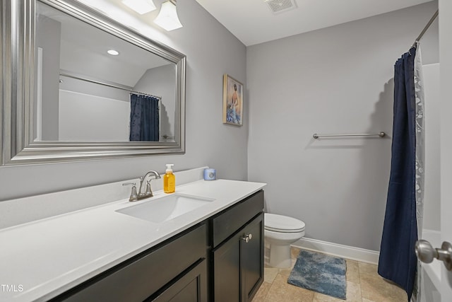 full bath with vanity, a shower with shower curtain, baseboards, visible vents, and toilet