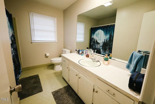 full bathroom featuring vanity, curtained shower, toilet, and baseboards