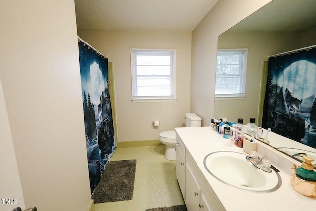 full bathroom featuring vanity, a shower with shower curtain, toilet, and baseboards