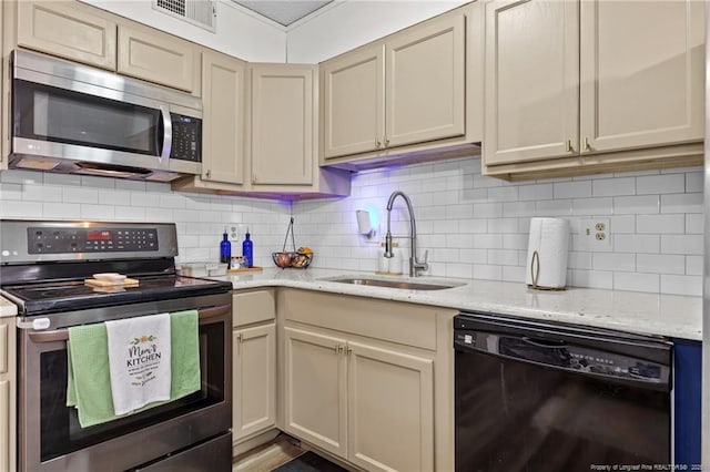 kitchen featuring visible vents, stainless steel appliances, decorative backsplash, and a sink