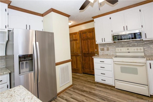 kitchen featuring visible vents, backsplash, ceiling fan, appliances with stainless steel finishes, and wood finished floors