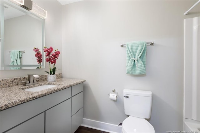 full bath with a shower, baseboards, toilet, and vanity