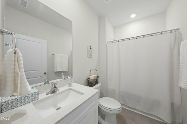 full bathroom featuring vanity, visible vents, recessed lighting, curtained shower, and toilet